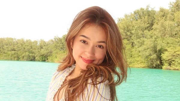 Potret Rebecca Klopper di Pulau Seribu, Manja di Tengah Lautan Biru!