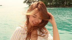 Potret Rebecca Klopper di Pulau Seribu, Manja di Tengah Lautan Biru!