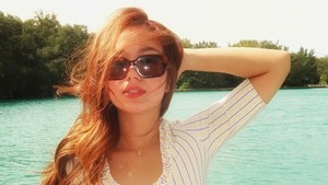 Dengan gaya chic nan effortless, Rebecca tampak seperti Summer It Girl-nya Pulau Seribu. Foto: Instagram Rebecca Klopper