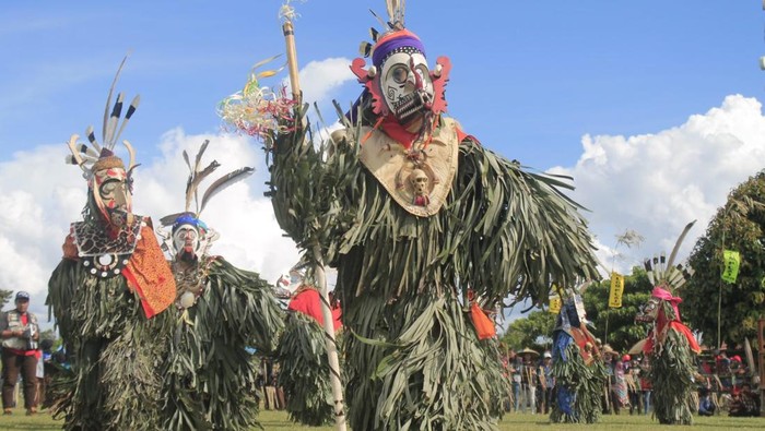 Ritual Adat Lom Plai.