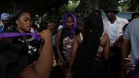 Suasana penuh warna dan ritual mistis tampak mewarnai peringatan tahunan ini, yang diikuti oleh penganut Voodoo, di Haiti, Sabtu (1/11/2025). REUTERS/Claudia Daut