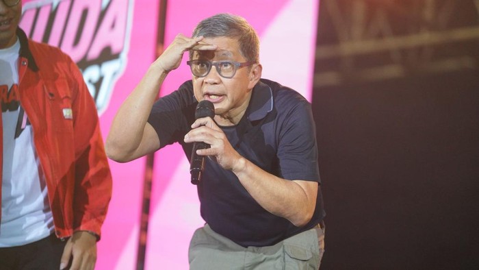 Rocky Gerung saat menghadiri Merah Muda Fest di Gor Amongrogo, Kota Jogja. Foto diunggah Minggu (2/11/2025).