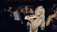 Pelantun Number One Girl ini terkenal paling suka makan di antara member BLACKPINK yang lain. Disela-sela acara MTV Video Music Awards (VMA) 2025 di New York, Rose tertarik mencicipi pizza nih! Foto: Instagram roses_are_rosie 