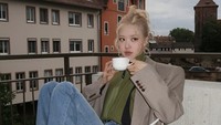 Di Jerman, pelantun APT ini pamer foto OOTD. Momennya ditemani secangkir minuman hangat. Foto: Instagram roses_are_rosie