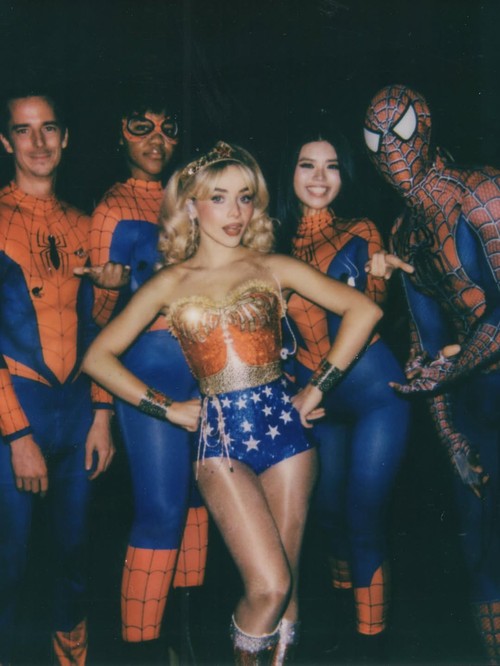 Sabrina Carpenter cosplay di konser Short n' Sweet Madison Square Garden, New York, buat Halloween 2025.