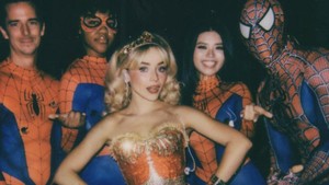 Gak cuma dia aja lo yang cosplay, para penari latar dan staf konser di Madison Square Garden juga pakai kostum. Judul konsernya juga diganti jadi Short n Sweet jadi Short n Spooky buat Halloween. (Foto: dok. Instagram @sabrinacarpenter)