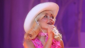 Sabrina udah cocok kan jadi salah satu Barbie? Baju pink yang dia pakai identik banget sama kostum Margot Robbie dalam film pemenang Oscar itu. (Foto: dok. Instagram @sabrinacarpenter)