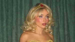 Sabrina Carpenter juga berubah jadi Wonder Woman versi vintage. (Foto: dok. Instagram @sabrinacarpenter)