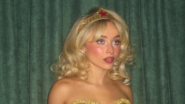 Sabrina Carpenter Cosplay Barbie-Wonder Woman