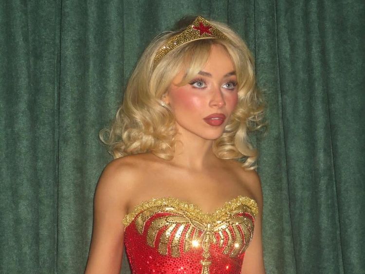 Sabrina Carpenter Cosplay Barbie-Wonder Woman