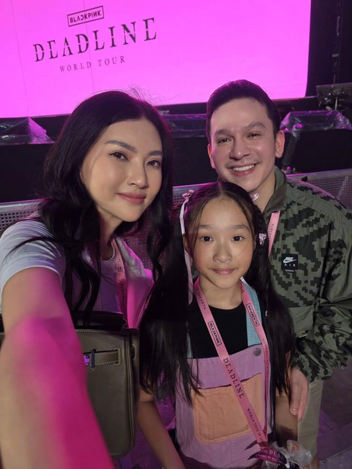 Sarwendah dan Thalia Putri Onsu ditemani Jordi Onsu nonton konser BLACKPINK hari pertama.