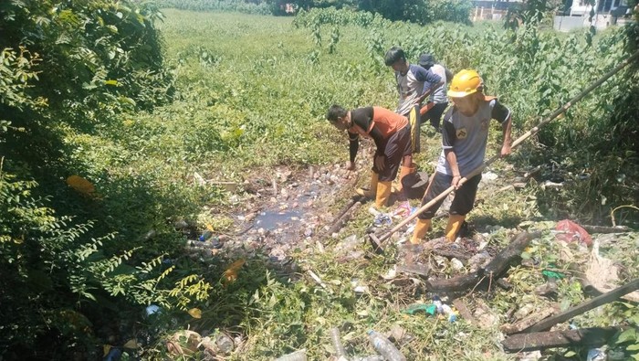 DPU Makassar Soroti Penyapu Jalan Imbas Sampah Numpuk di Drainase Picu Banjir