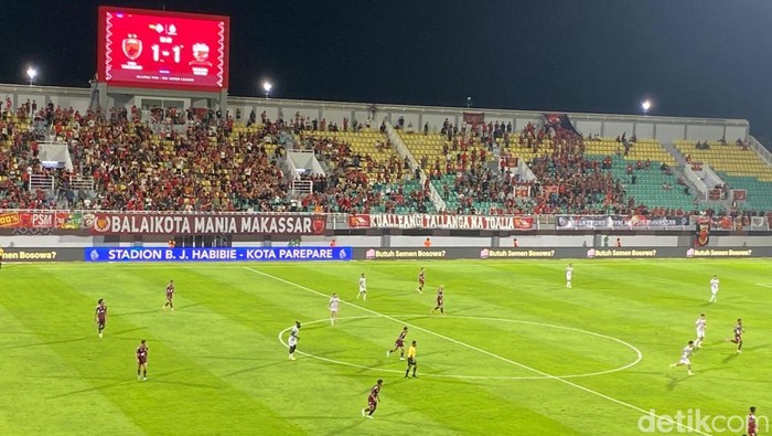 Sebanyak 2.875 penonton menyaksikan laga PSM Makassar Vs Madura United di Stadion Gelora BJ Habibie.