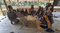 Sekolah budaya ini merupakan sekolah informal gratis yang digagas oleh Komunitas Budaya Muaro Dano. Setiap minggunya, 28 siswa belajar berbagai kearifan lokal, mulai dari seni tari, musik tradisional, hingga keterampilan memasak dan kerajinan tangan khas daerah. ANTARA FOTO/Wahdi Septiawan