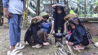 Sejumlah siswa tampak sibuk belajar memasak dengan cara tradisional mulai dari menyiapkan bumbu hingga memasak menggunakan tungku kayu bakar di sekolah budaya Lubuk Penyengat, Desa Baru, Muaro Jambi, Jambi, Minggu (2/11/2025). ANTARA FOTO/Wahdi Septiawan