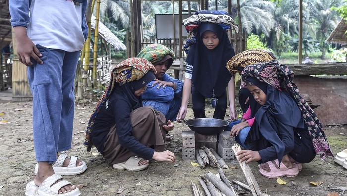 Sejumlah siswa belajar memasak secara tradisional di sekolah budaya Lubuk Penyengat, Desa Baru, Muaro Jambi, Jambi, Minggu (2/11/2025). Sekolah informal gratis sekali seminggu yang mengajarkan kearifan lokal itu diikuti 28 siswa dengan enam pengajar dari Komunitas Budaya Muaro Dano di Desa Baru yang merupakan salah satu Desa Budaya untuk mewariskan kebudayaan dan seni tradisi kepada generasi penerus. ANTARA FOTO/Wahdi Septiawan