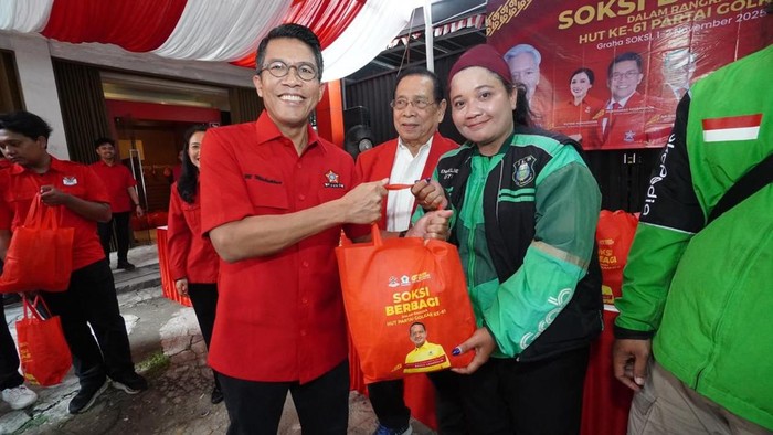 SOKSI bagikan sembako untuk para sopir ojek di Jakarta