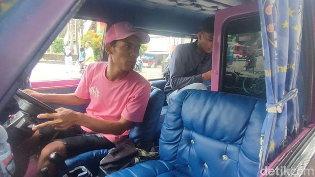 Sopir angkot viral yang gratiskan ongkos untuk siswa SD Sopir angkot viral yang gratiskan ongkos untuk siswa SD