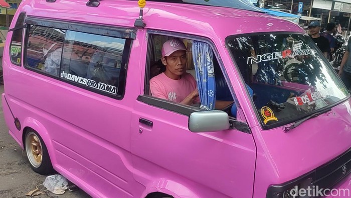 Sopir angkot viral yang gratiskan ongkos untuk siswa SD