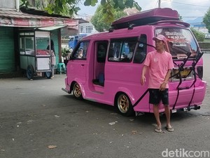 Angkot Nyentrik Dani yang Tiap Hari Beri Tumpangan Gratis Anak SD