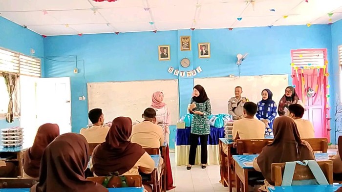 Kepala SPPG Polres Muara Enim 2 Weni Suci tak kuasa menahan tangis saat berbicara di hadapan para siswa