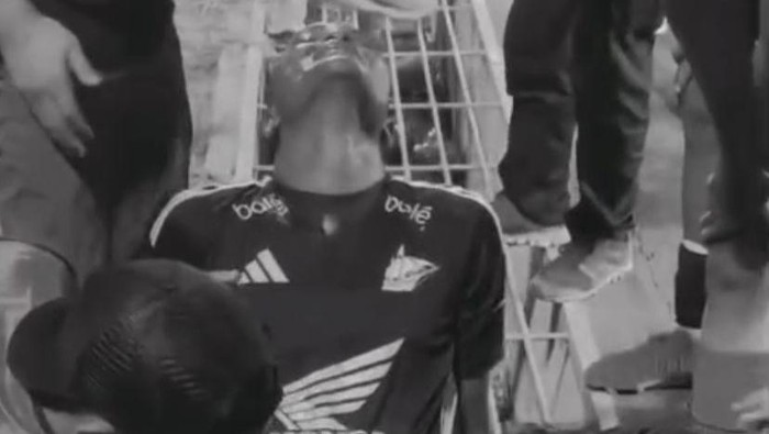 Striker PSM Makassar Abu Kamara kesakitan usai terperosok di drainase Stadion Gelora BJ Habibie.