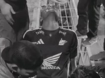 Abu Kamara Terperosok di Drainase Stadion BJ Habibie Saat Temui Suporter PSM