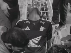 Abu Kamara Terperosok di Drainase Stadion BJ Habibie Saat Temui Suporter PSM
