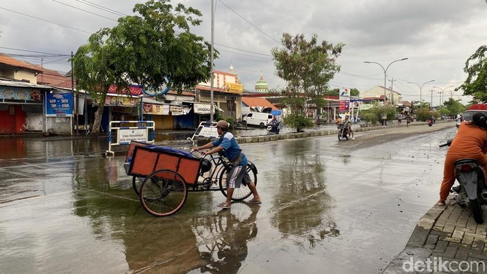 Suasana banjir yang mulai surut di Jalan Kaligawe Pantura Semarang-Demak, Kecamatan Gayamsari, Kota Semarang, Minggu (2/11/2025).