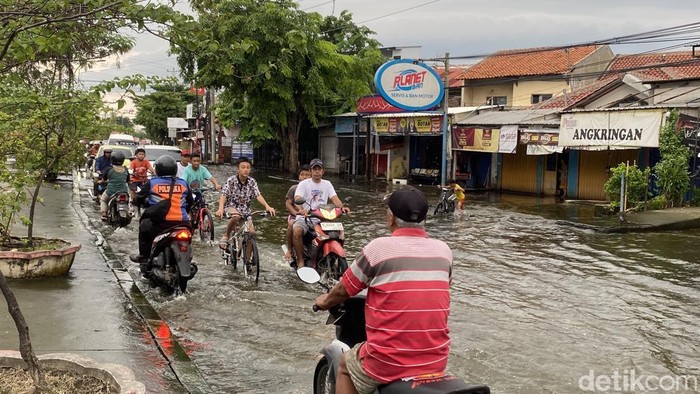 Suasana banjir yang mulai surut di Jalan Kaligawe Pantura Semarang-Demak, Kecamatan Gayamsari, Kota Semarang, Minggu (2/11/2025).