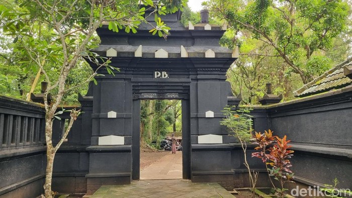 Suasana di makam Raja-raja Mataram, Imogiri, Bantul, khususnya kompleks pemakaman Paku Buwono yang masih sepi, Minggu (2/11/2025).