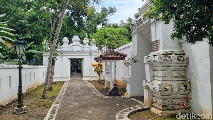 Suasana di makam Raja-raja Mataram, Imogiri, Bantul, khususnya kompleks pemakaman Paku Buwono yang masih sepi, Minggu (2/11/2025).
