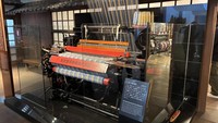 Di museum ini dijelaskan, perusahaan bermula ketika sang pendiri, Michio Suzuki, mendirikan pabrik mesin tenun yang terbuat dari kayu dengan sistem pedal. Nama pabriknya saat itu adalah Suzuki Loom Works. Michio sendiri saat itu masih berusia 22 tahun. Awalnya, Michio Suzuki membuat mesin tenun untuk ibunya. Orang tua Michio saat itu memang bekerja sebagai petani kapas. Ibunya sangat senang ketika mencoba pertama kali mesin tenun buatan Michio karena sangat memudahkan proses menenun. Sejak saat itu Michio terus berinovasi dan fokusnya hanya membuat mesin tenun yang mempermudah penggunanya. Kebetulan saat itu Jepang menjadi negara pengekspor kain terbesar di dunia. Hal itulah yang membuat mesin tenun Suzuki laris di Jepang. Foto: Rangga Rahadiansyah/detikOto
