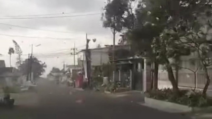 Tangkapan layar video angin puting beliung melanda Kecamatan Dau, Kabupaten Malang.