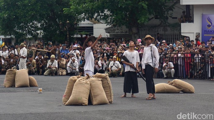Teatrikal pertempuran di Parade Surabaya Juang 2025