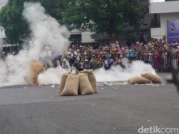Melihat Teatrikal Pertemuran di Parade Surabaya Juang 2025