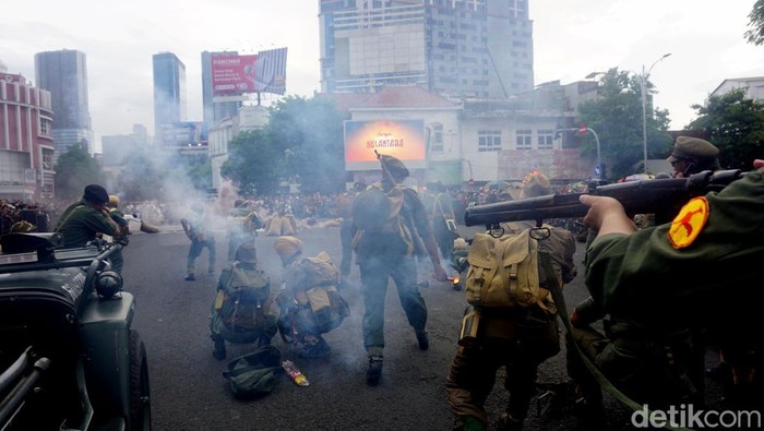 Teatrikal pertempuran di Parade Surabaya Juang 2025