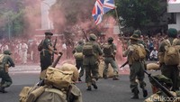 Para peserta juga mengenakan kostum penjajah saat teatrikal Parade Surabaya Juang di perempatan Siola, Surabaya.