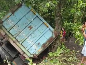 Brak! Truk Pasir Nyelonong di Kebun Tepi Jalan Kemalang Klaten