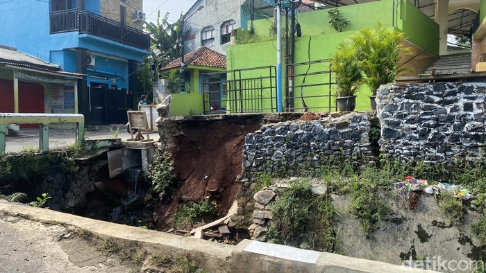 Turap di Depok longsor. (Devi/detikcom)