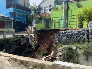 Turap Kali Setu Pedongkelan Depok Longsor, Sudah 2 Bulan Belum Diperbaiki