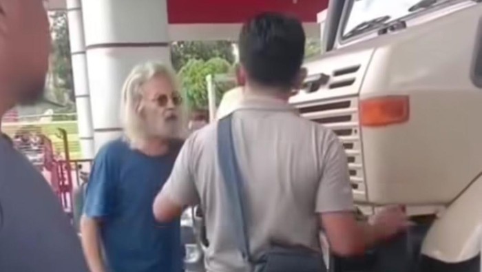 Viral bule asal Jerman cekcok dengan petugas SPBU di Bone.
