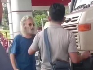 Video: Viral Bule Ngamuk di SPBU Bone gegara Ditolak Isi BBM Tanpa Barcode