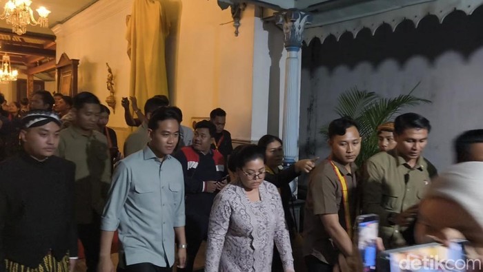 Wakil Presiden Gibran Rakabuming Raka, saat melayat Paku Buwono (PB) XIII, di Keraton Kasunanan Surakarta, Kecamatan Pasar Kliwon, Kota Solo, Minggu (2/11/2025).