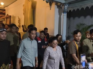 Gibran Melayat PB XIII, Berharap Keraton Solo Tetap Sejuk