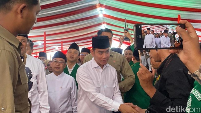 Wakil Presiden Republik Indonesia, Gibran Rakabuming Raka, di Pondok Pesantren Asshodiqiyah, Kelurahan Kaligawe, Kecamatan Gayamsari, Kota Semarang, Minggu (2/11/2025).