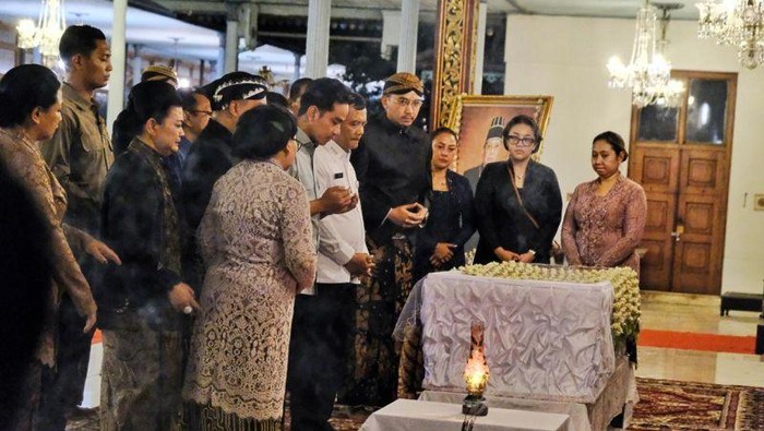 Wapres Gibran Rakabuming Raka melayat ke rumah duka Raja Keraton Solo Paku Buwono (PB) XIII. (dok. Antara)