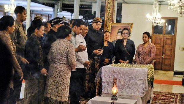Wapres Gibran Rakabuming Raka melayat ke rumah duka Raja Keraton Solo Paku Buwono (PB) XIII. (dok. Antara)