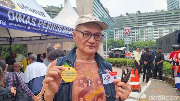 Warga mendapat kartu gratis transportasi umum Jakarta. (Taufiq/detikcom)