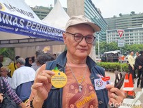 Senangnya Lansia Dapat Kartu Gratis Transum Jakarta Meski Antre 5 Jam